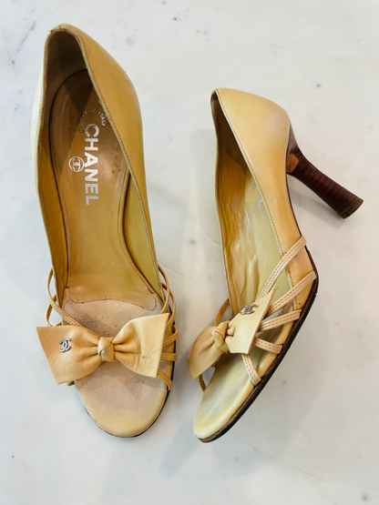 Chanel Vintage Dainty Leather Bow Pumps