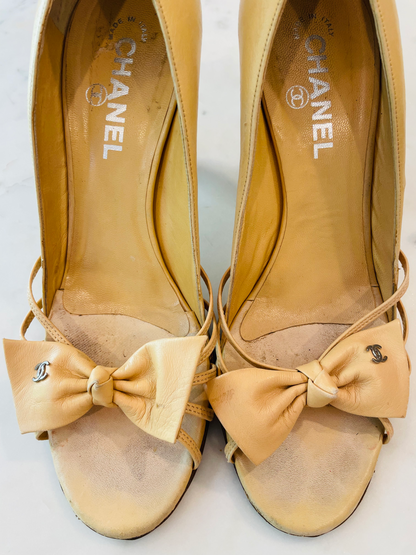 Chanel Vintage Dainty Leather Bow Pumps